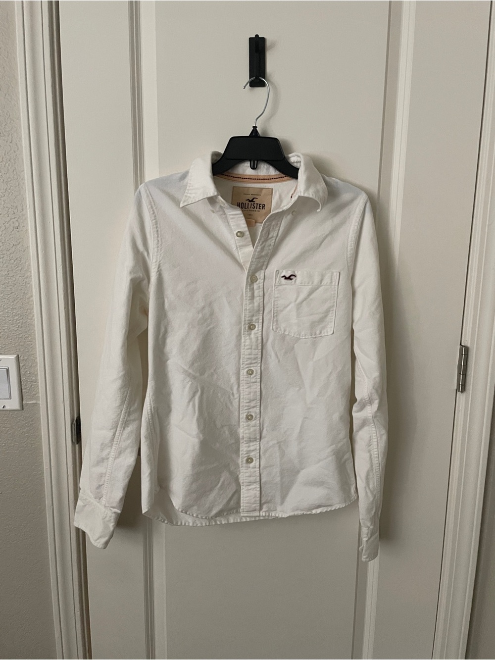 Hollister Men's White Long-Sleeve Button-Down Shirt